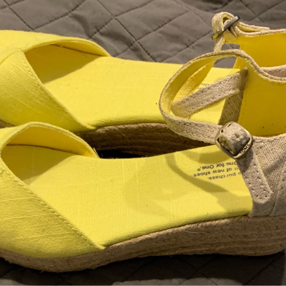 TOMS Yellow/Linen size 8 Flatform Platform Excellent Condition